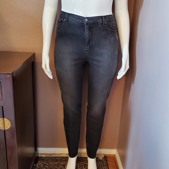 GLORIA VANDERBILT Amanda black rose jeans size 16 - Picture 1 of 7